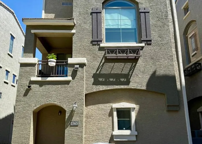 Freestanding Cubs Retreat Near Asu Off L-101 & 202 Tempe
